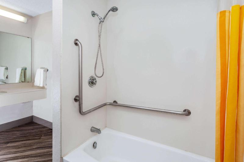 King Room with Bath Tub - Mobility/Hearing Accessible - Non-Smoking image 3