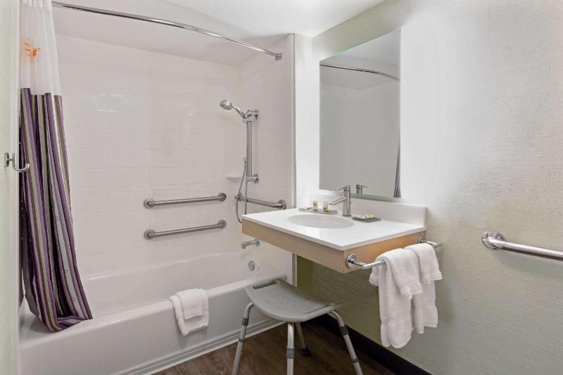 Queen Room with Two Queen Beds - Disability Access image 2
