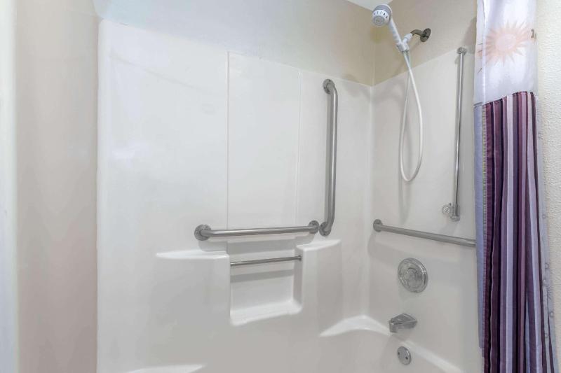 Double Room with Mobility/Hearing Impaired Access - Non-Smoking image 3