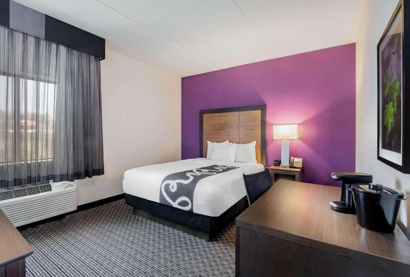 Standard Room 1 Queen Bed image 2