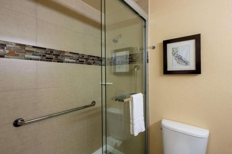 Deluxe King Room image 2
