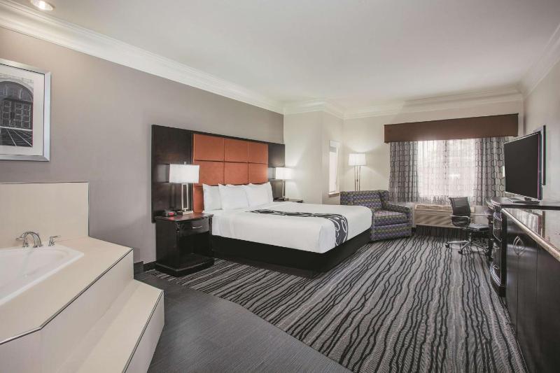 Deluxe King Studio Suite with Jetted Tub - Non-Smoking