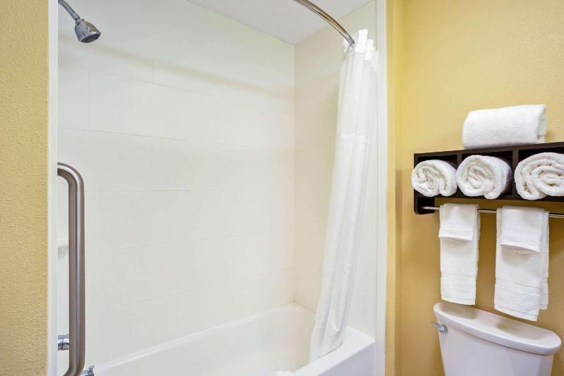 Deluxe King Room - Non-Smoking image 3