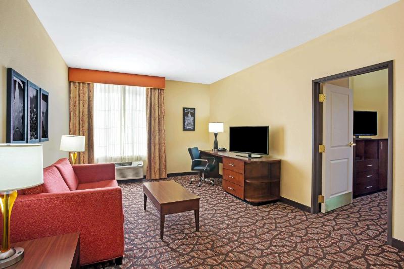 King Suite with Golf View - Non-Smoking image 2