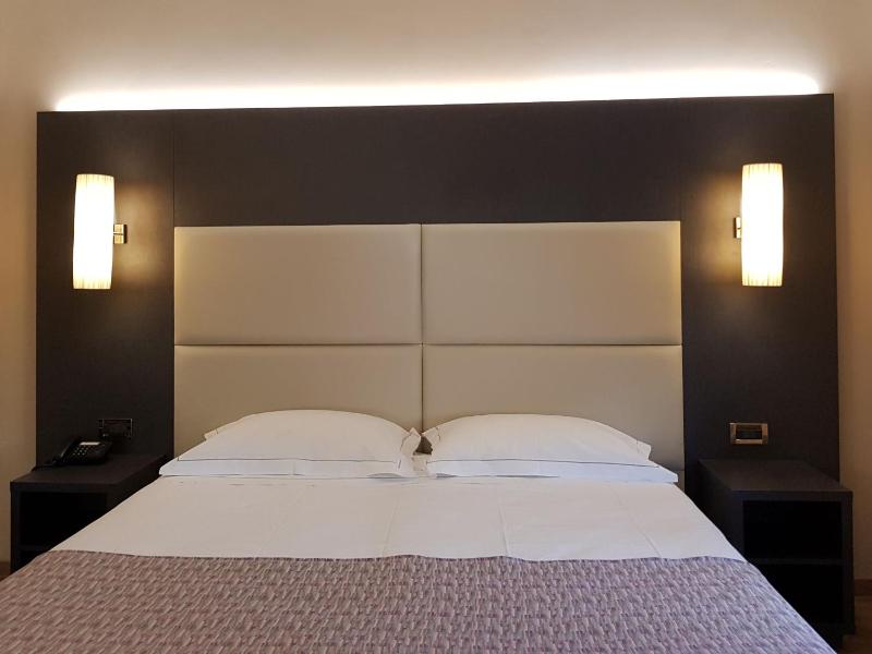 Deluxe Double or Twin Room image 1