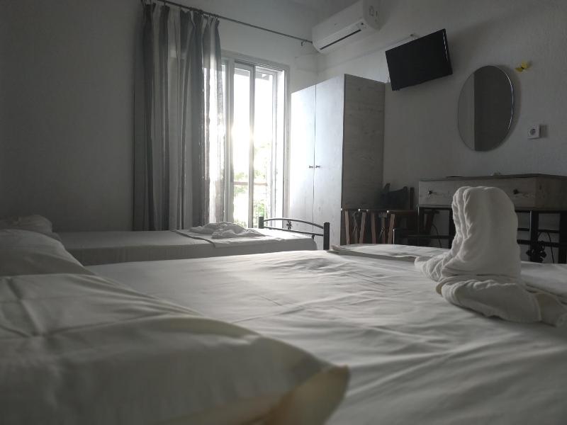 Deluxe Triple Room with Sea View image 3