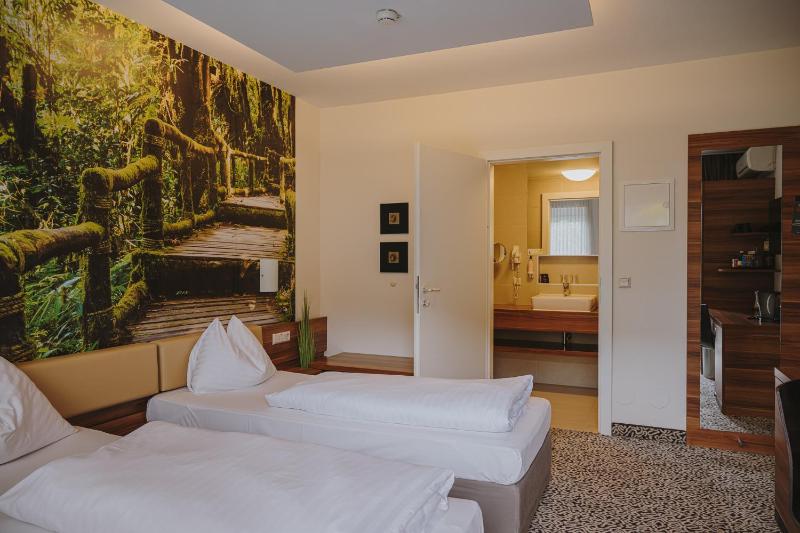Double Room - adjoining building image 1