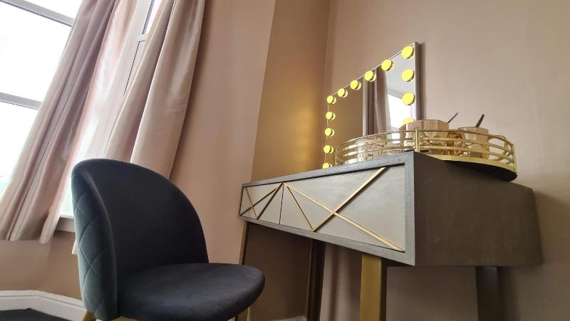 Tiffany's Hotel - image 2