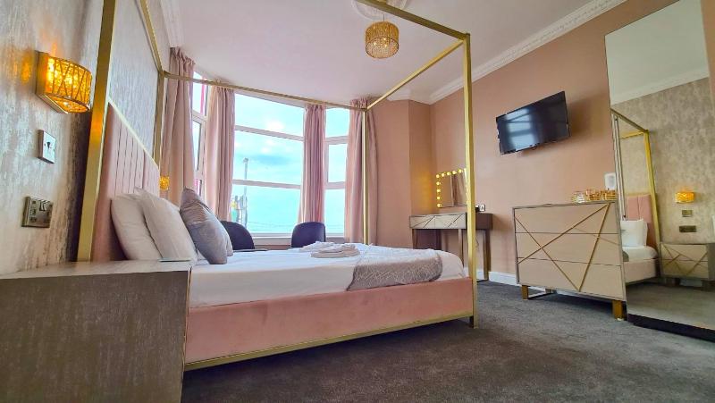 Tiffany's Hotel - image 15