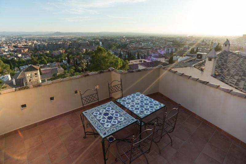 Montevive disfruta los atardeceres únicos de Granada en nuestra terraza - image 6