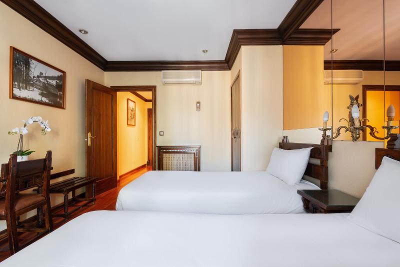 Double or Twin Room image 3