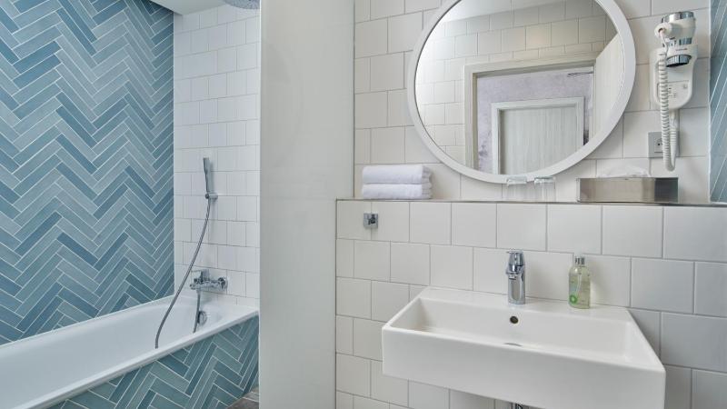 King Suite with Balcony image 3