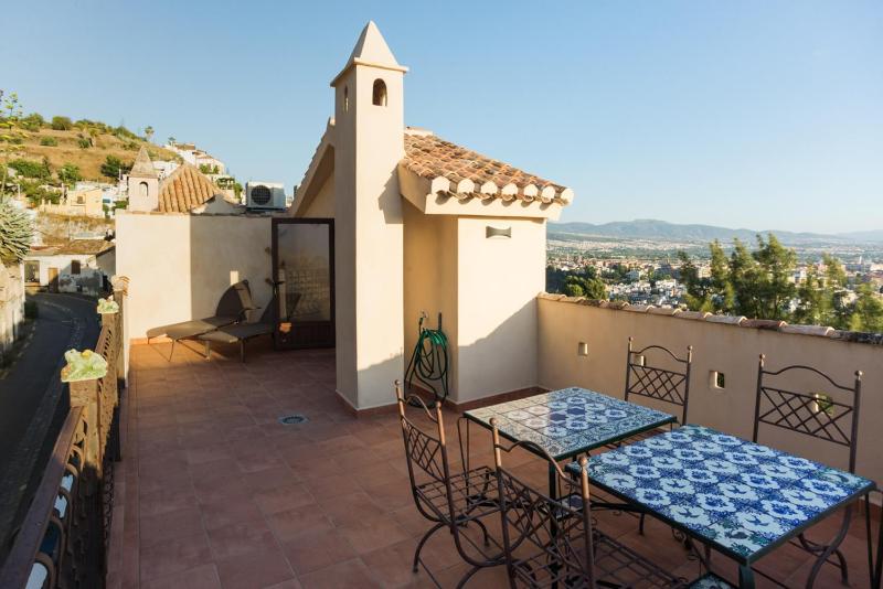 Montevive disfruta los atardeceres únicos de Granada en nuestra terraza - image 8