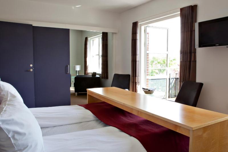 Junior Suite with King Bed and Whirlpool - Balcony/Non-Smoking image 2