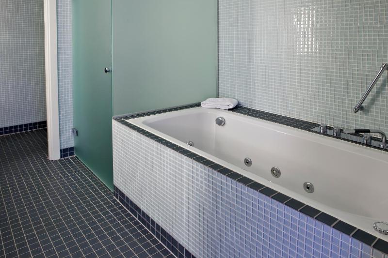 Junior Suite with King Bed and Whirlpool - Balcony/Non-Smoking image 4
