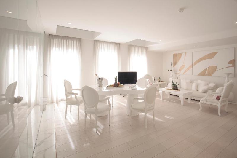 Duplex Suite - free spa access image 1