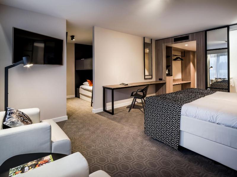 Deluxe Family Room image 1