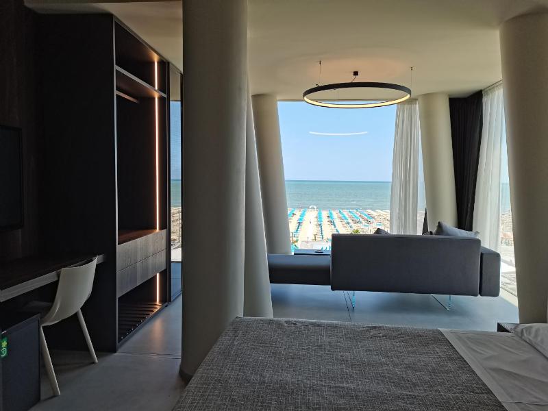 Queen Suite Sea Front image 4