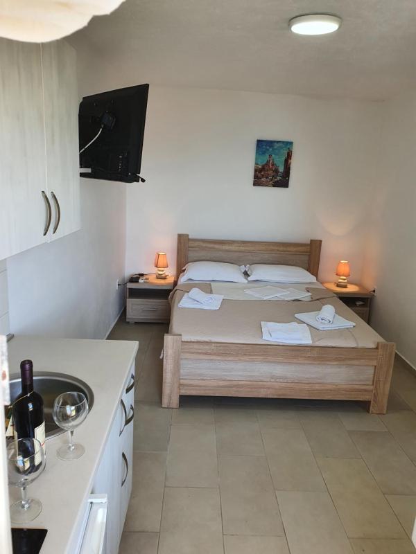 Studio Apartment with Sea View image 2