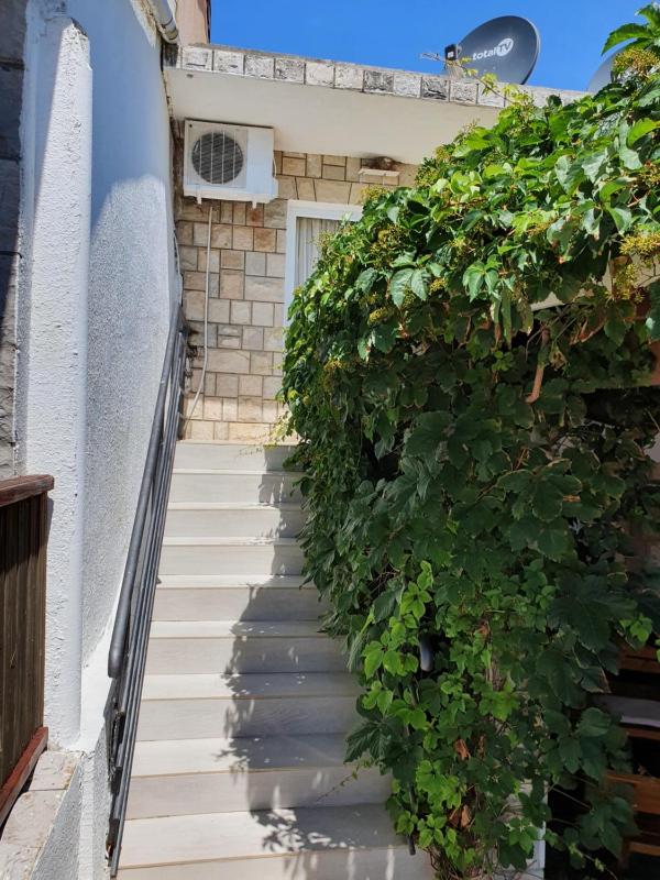 Studio Apartment with Sea View image 3