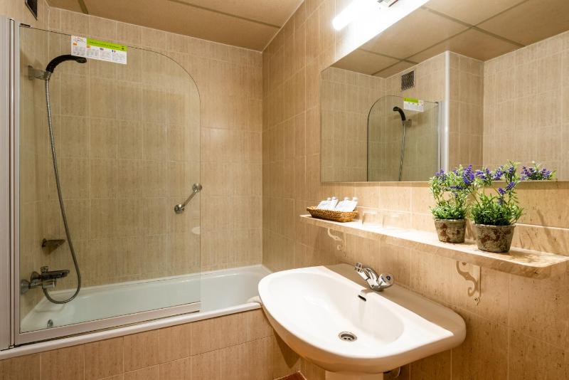 Double or Twin Room image 3
