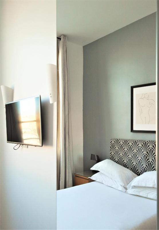 Classic Double Room with Old Port View image 4