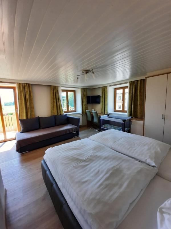 Triple Room with Balcony image 4