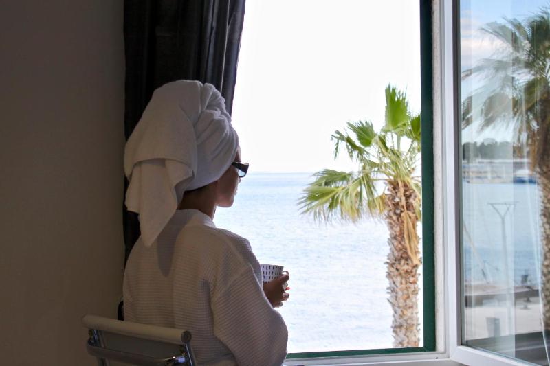Deluxe Room - Partial Sea and Promenade View image 3