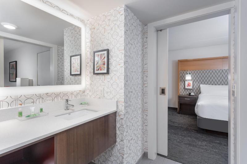 King Suite - Non-Smoking image 3