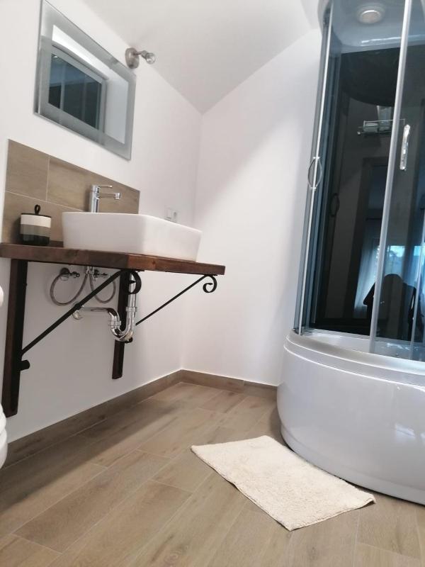Double Room with Private Bathroom image 4