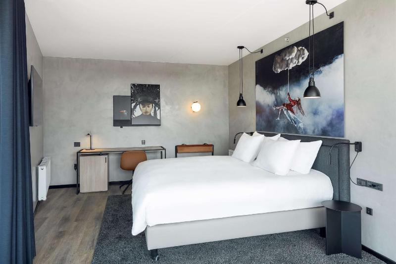 Superior Room with City View and Balcony image 4