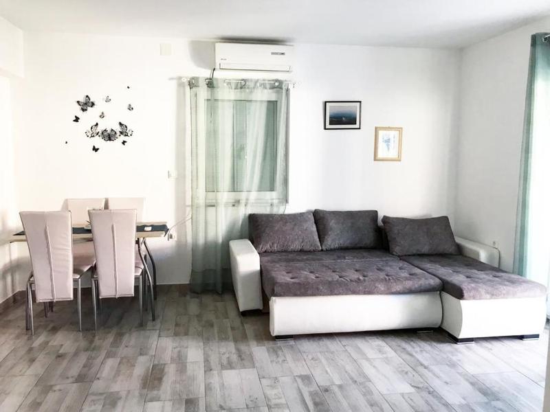 Three-Bedroom Apartment with Terrace and Sea View image 1
