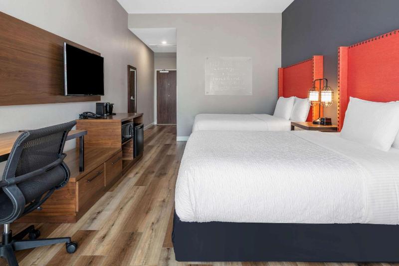 Queen Room with Two Queen Beds and Roll-In Shower - Mobility/Hearing Accessible - Non-Smoking image 4