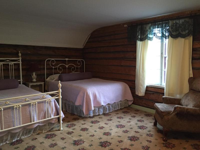 Queen Room image 2