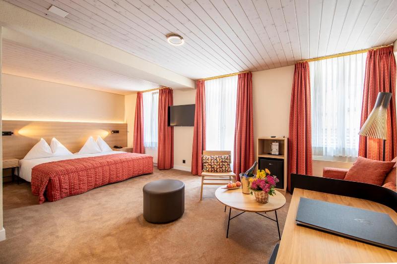 Deluxe Double Room Eiger View with balcony image 2