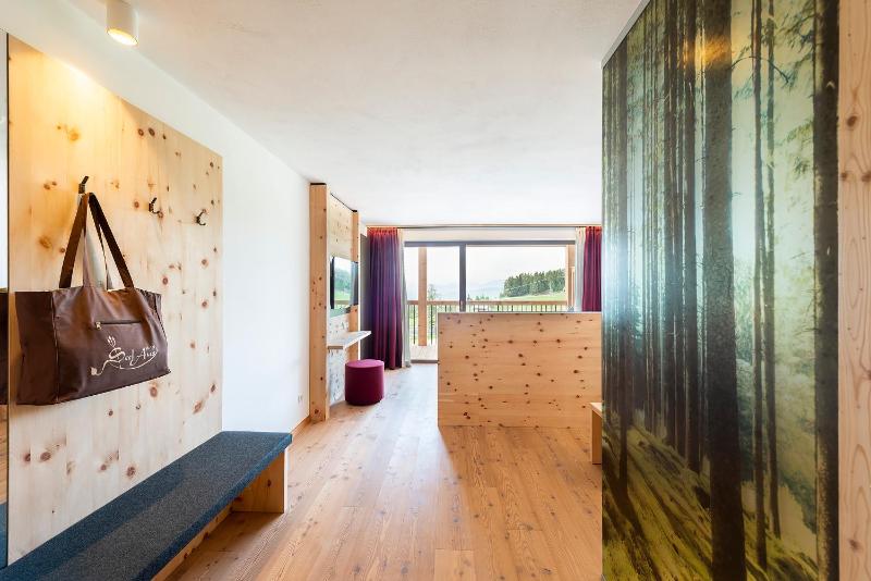 Double Room with Balcony image 4
