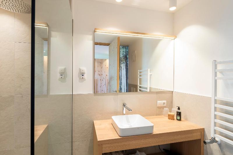 Double Room with Balcony image 3