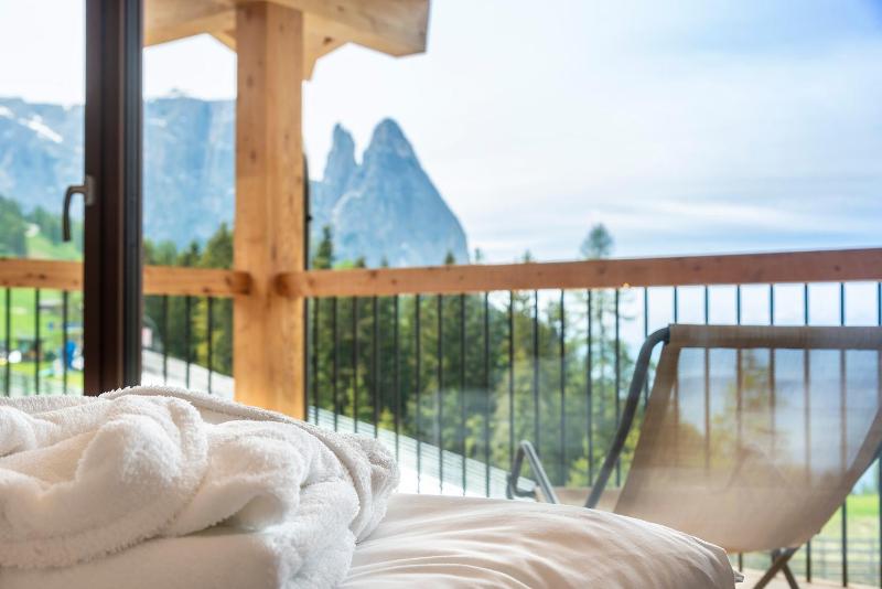 Deluxe Double Room with Balcony image 3