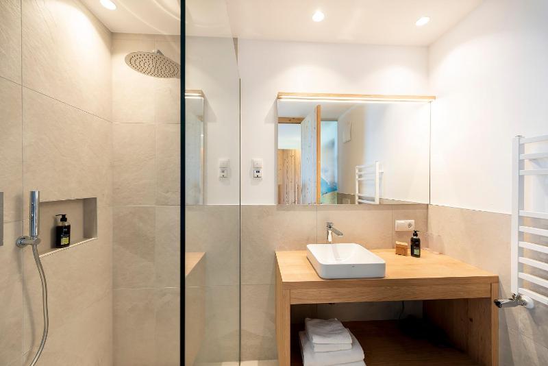 Double Room with Balcony image 2