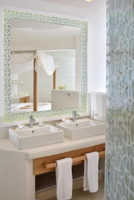 Honeymoon Suite with Sea View image 3