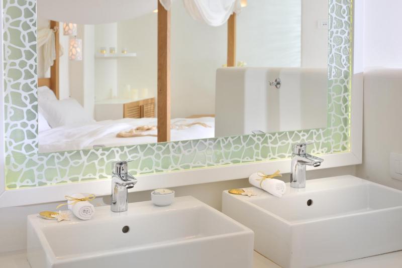 Honeymoon Suite with Sea View image 4