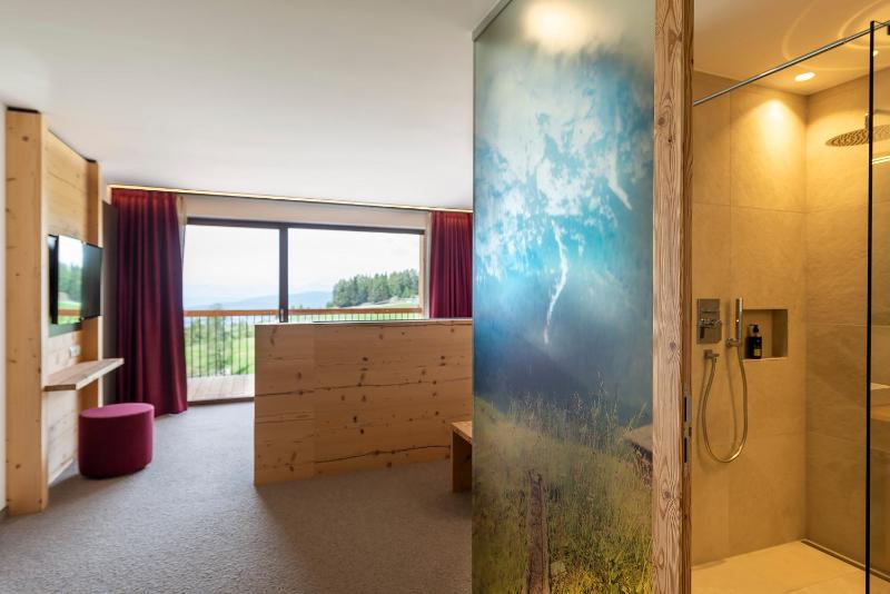 Deluxe Double Room with Balcony image 4