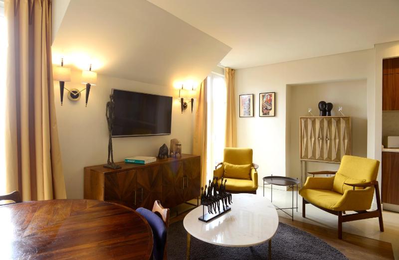 Deluxe One-Bedroom Apartment with Balcony and river view image 3