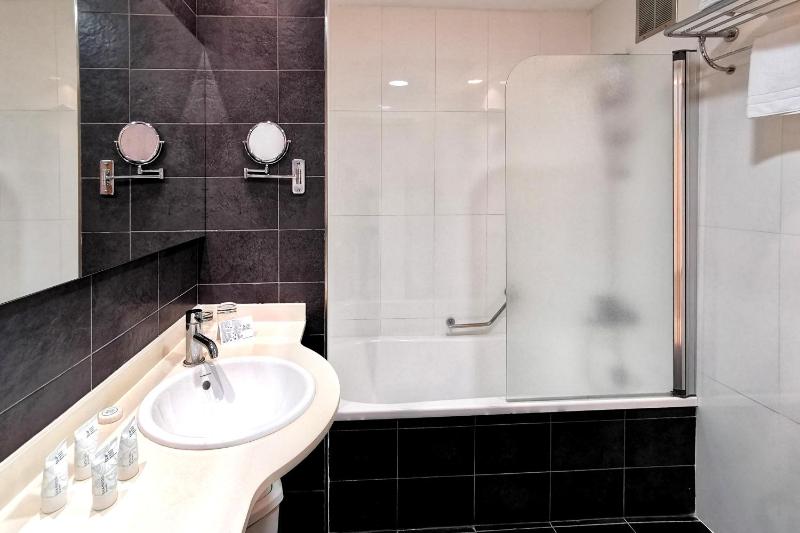 Standard Double or Twin Room image 4