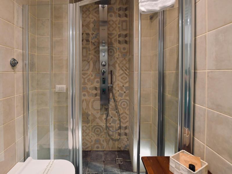 Classic Double or Twin Room image 3