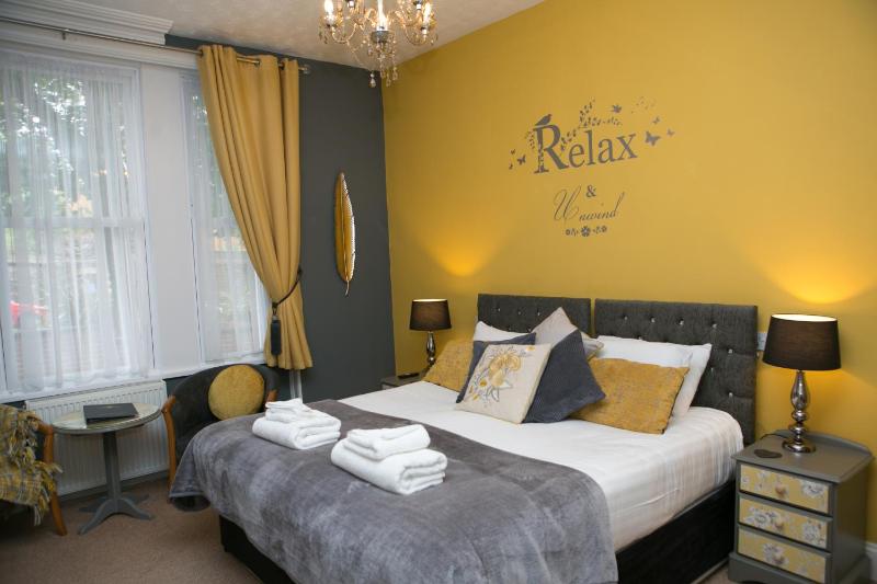 Superior Twin Room image 3