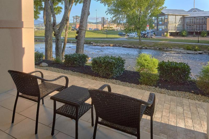 River Balcony Double Queen image 4