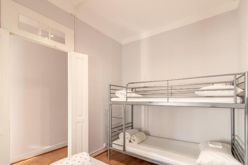 Mixed Dormitory Room image 3