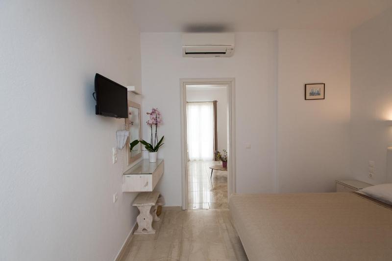 Deluxe Suite with Sea View image 3