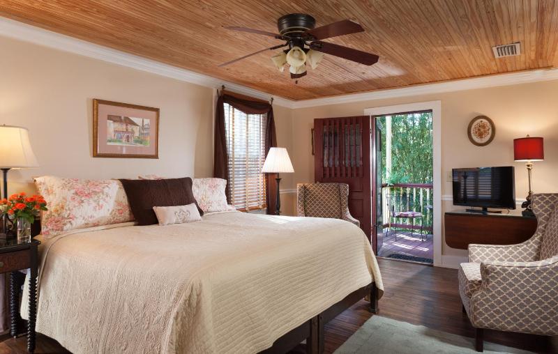 Deluxe King Room image 3